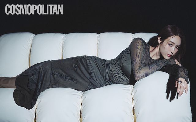  드레스 가격미정 블루마린. 반지 (오른손)5백30만원, (왼손, 왼쪽부터) 가격미정, 7백50만원 모두 스티븐 웹스터. 니하이 부츠 14만9천원 찰스앤키스. 