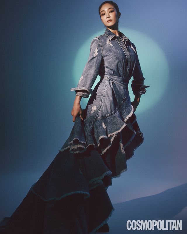  데님 드레스 3백77만원 모스키노. 귀고리 가격미정 타사키. 로퍼 1백40만원 토즈. 