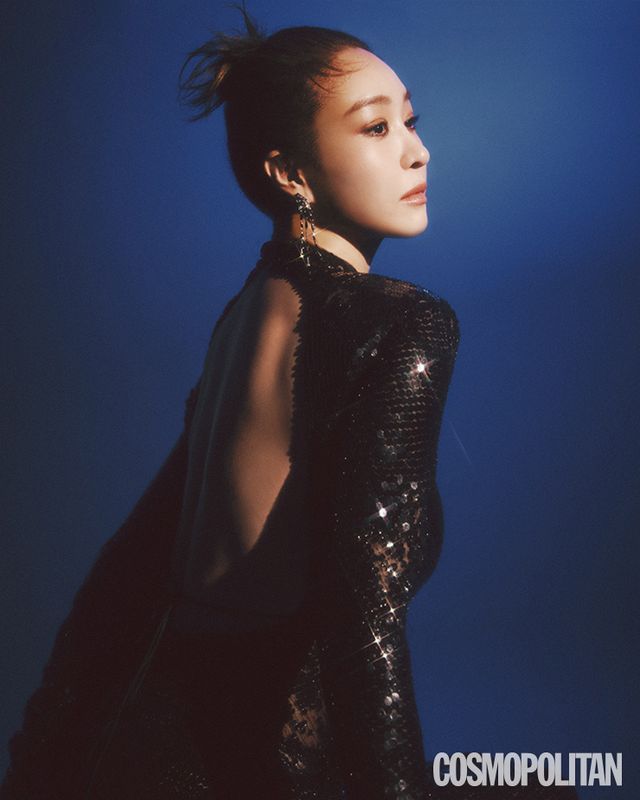  시퀸 드레스 1백60만원 코치. 귀고리 가격미정 스티븐 웹스터.