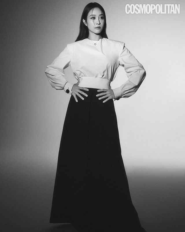 셔츠 1백70만원대, 롱스커트 1백20만원대 모두 토즈. 목걸이, 팔찌, 반지 모두 가격미정 다미아니. 슈즈 1백36만원 로로피아나. 