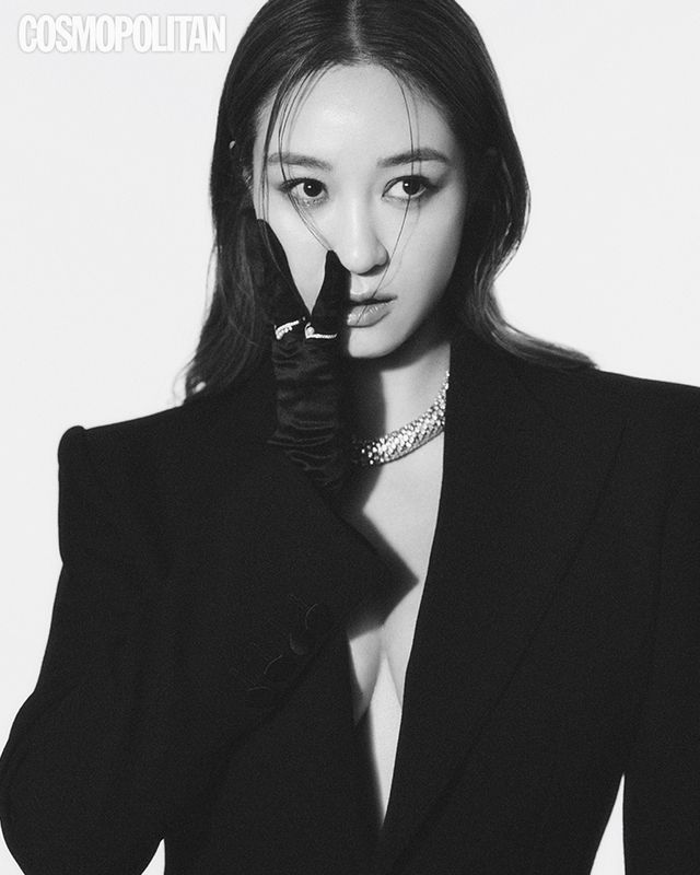 재킷 5백95만원, 목걸이 2백56만원, 실크 새틴 장갑 53만원 모두 돌체앤가바나. 반지 (왼쪽부터)1천만원대, 2천만원대 모두 쇼메.