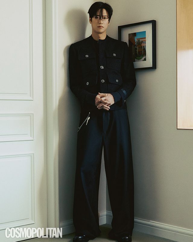 재킷 가격미정 베르사체. 팬츠 44만1천원 산쿠안즈 by 아데쿠베. 슈즈 1백78만원 조르지오 아르마니. 셔츠 스타일리스트 소장품. 