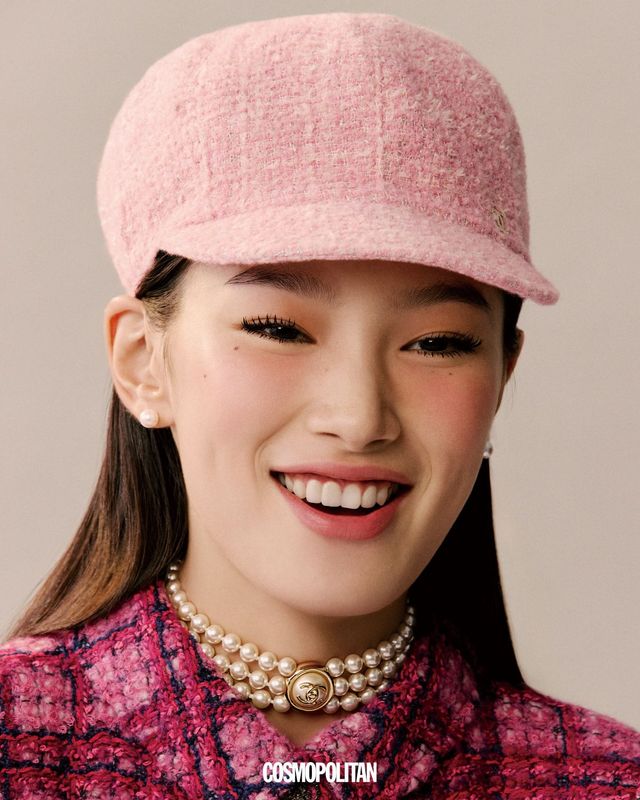 트위드 코트, 트위드 뉴스보이 캡, 초커로 연출한 진주 벨트 모두 가격미정 Chanel. 진주 귀고리 에디터 소장품.