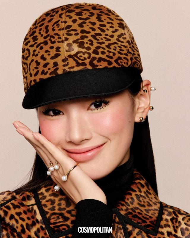 송치 소재 사파리 재킷, 니트 터틀넥, 송치 소재 캡, 진주 이어 커프, 진주 너클 링 모두 가격미정 Dior.