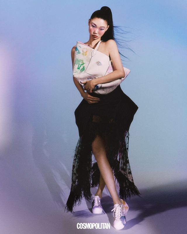 세일러 가디언즈 다이아몬드 쇼퍼 백 2백77만원, 세일러 가디언즈 팔마 맥시 스니커즈 94만원 모두 Jimmy Choo. 스커트 Bonbom. 