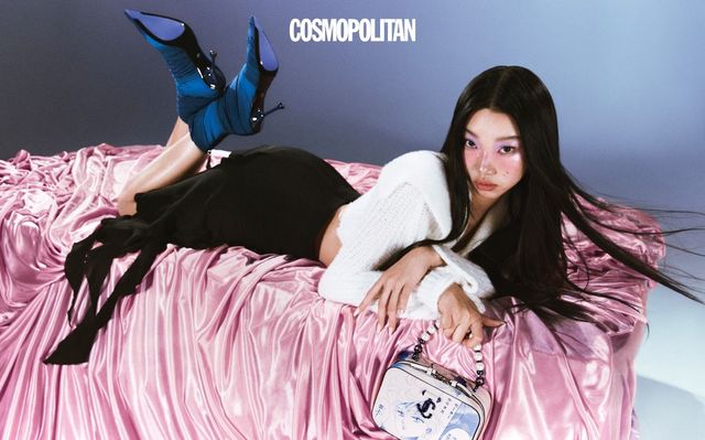 세일러 우라누스 에비뉴 베니티 백 2백60만원, 세일러 우라누스 부츠 2백58만원 모두 Jimmy Choo. 카디건 2000 Archives. 미니스커트 YCH.