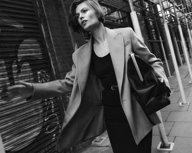 2 올림피아 캐멀 재킷을 선보이는 막스마라의 밸류 캠페인.