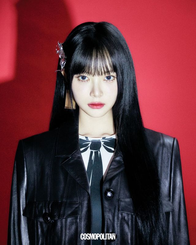 레더 재킷 We11done. 보디슈트 Open Yy. 헤어핀 Weak Generation. 귀고리 Sentiments.