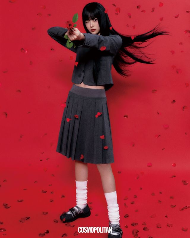 재킷, 스커트 모두 Coyseio. 슈즈 AsicsxKiko Kostadinovx Heaven by Marc Jacobs. 니삭스 스타일리스트 소장품.