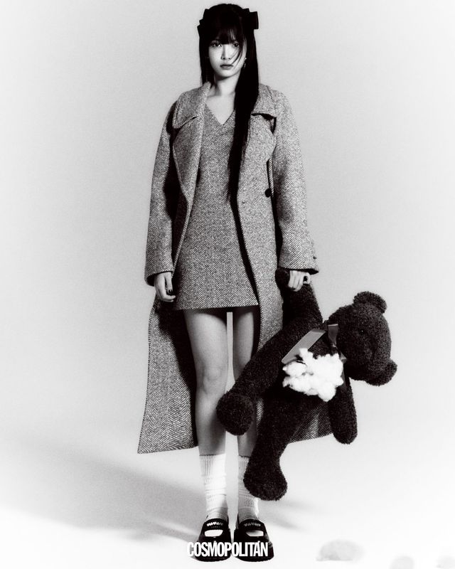 코트, 미니드레스, 귀고리, 로퍼 모두 Moschino. 헤어핀, 양말 스타일리스트 소장품.