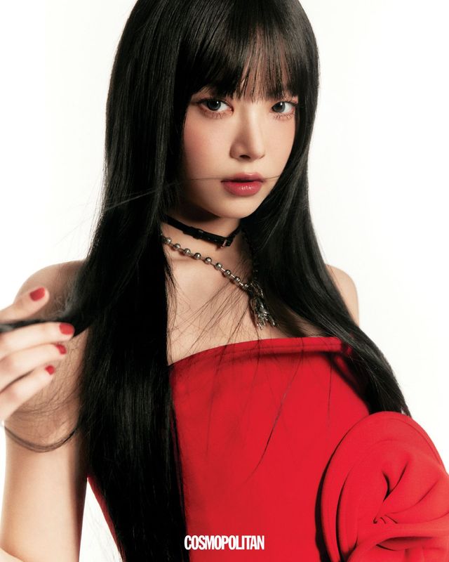 드레스 Magda Butrym x Luisaviaroma. 초커 Numbering. 목걸이 Marc Jacobs.