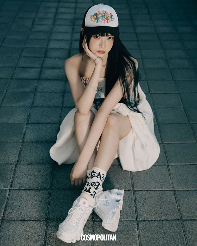 드레스 Loewe. 트러커 해트 Chrome Hearts. 스니커즈 Nike. 목걸이, 팔찌, 양말 스타일리스트 소장품.