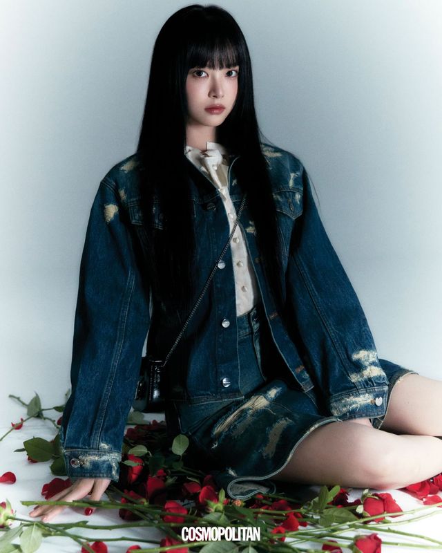 데님 재킷, 데님 미니스커트 모두 Marc Jacobs. 미니 백 Numbering. 블라우스 스타일리스트 소장품. 