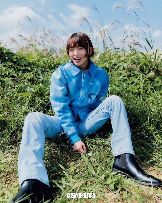 데님 팬츠 Calvin Klein Jeans. 레더 재킷, 목걸이, 부츠 스타일리스트 소장품.