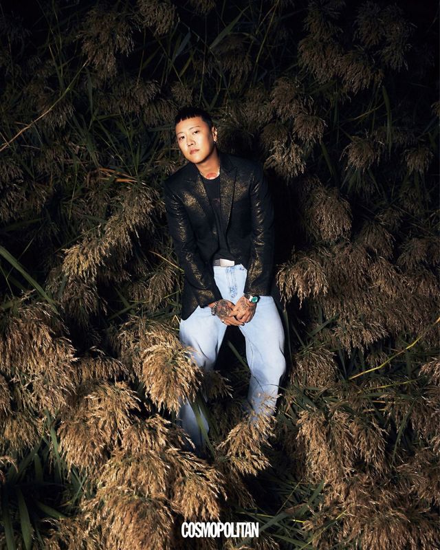 티셔츠 John Vavatos. 재킷, 데님 팬츠, 벨트 스타일리스트 소장품.