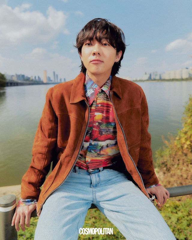 데님 팬츠 Calvin Klein Jeans. 재킷, 셔츠, 벨트 스타일리스트 소장품.