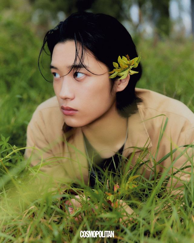 재킷, 티셔츠, 목걸이 스타일리스트 소장품.