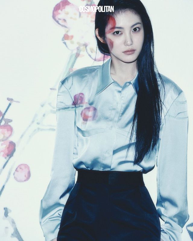 블라우스 YCH. 팬츠 스타일리스트 소장품.