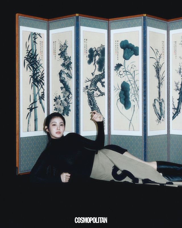 톱, 스커트, 부츠 모두 Dior.