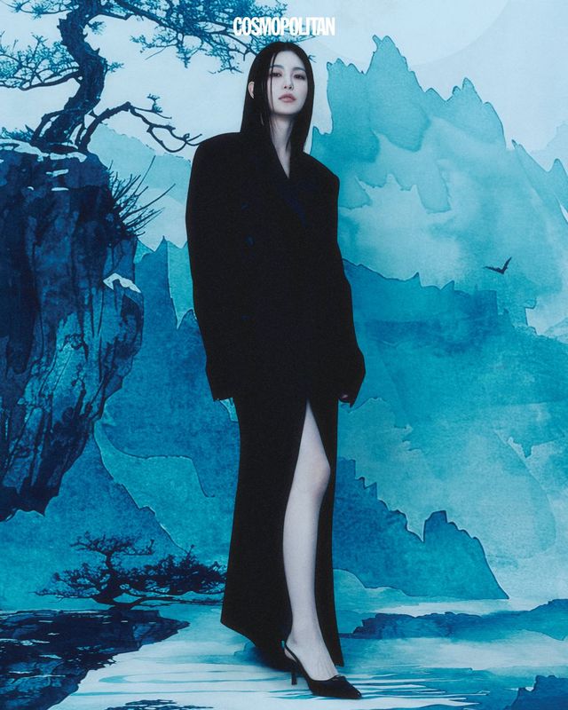 코트 Dolce&Gabbana, 슈즈 Prada.