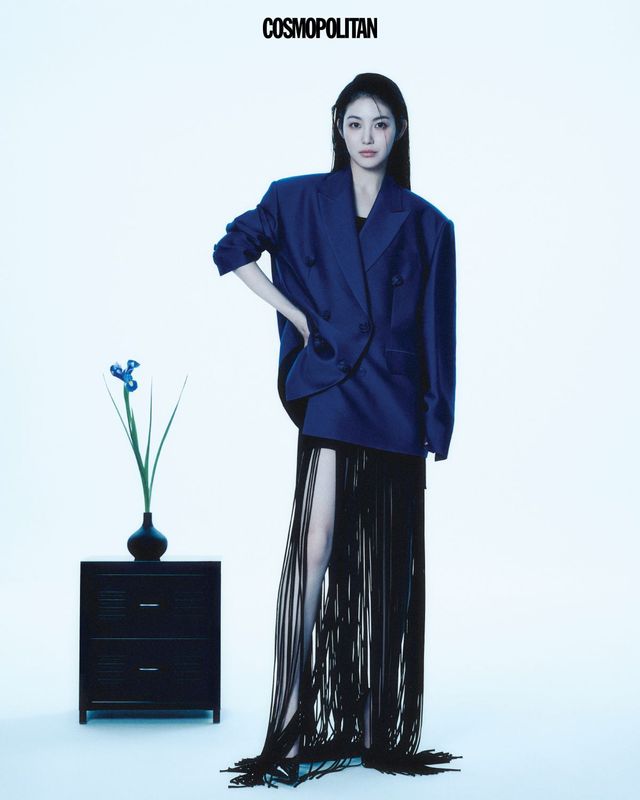 재킷 Ych. 스커트, 슈즈 모두 Ferragamo, 이너 톱 스타일리스트 소장품.