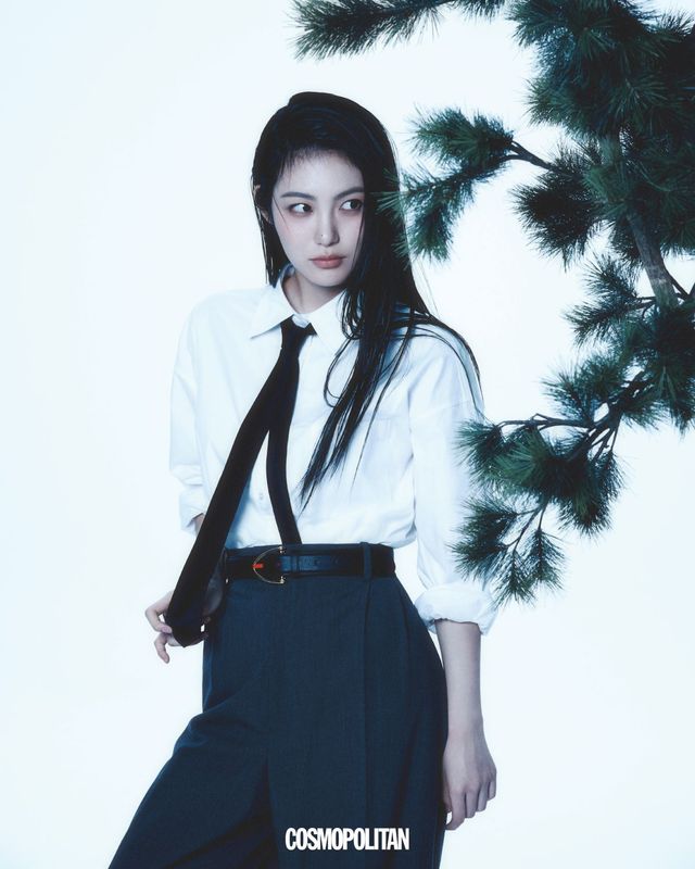 팬츠, 벨트 모두 Bottega Veneta. 셔츠, 타이 스타일리스트 소장품. 