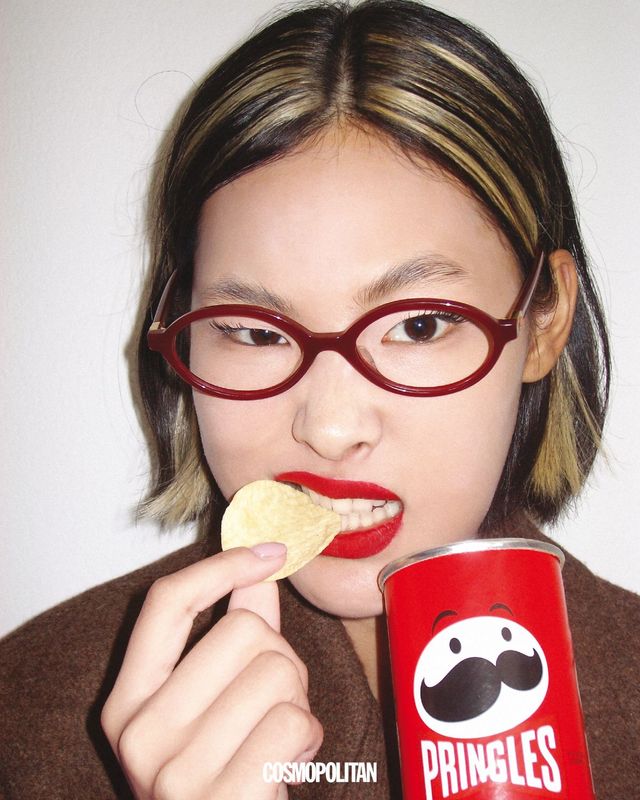 레드 카디건 83만원, 바이올렛 카디건 가격미정 모두 Vivienne Westwood. 셔츠 4만5천원, 미니스커트 4만3천원 모두 Blackup. 박스의 울 재킷 가격미정 Ferragamo. 안경 각각 22만5천원 모두 Public Beacon.