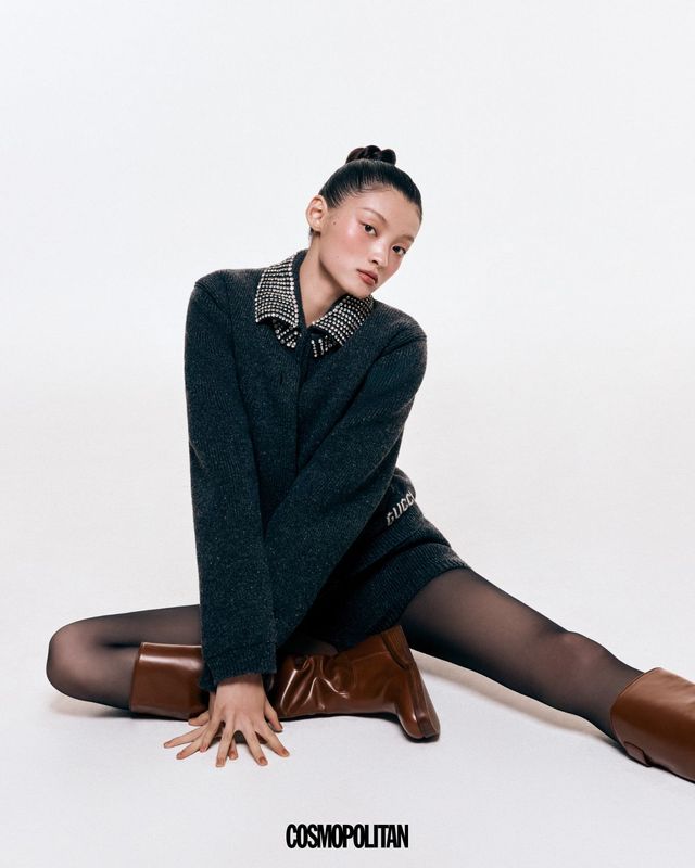 카디건 5백30만원, 니트 톱 3백80만원, 쇼츠 가격미정 모두 Gucci. 롱부츠 가격미정 Loro Piana. 스타킹 에디터 소장품.