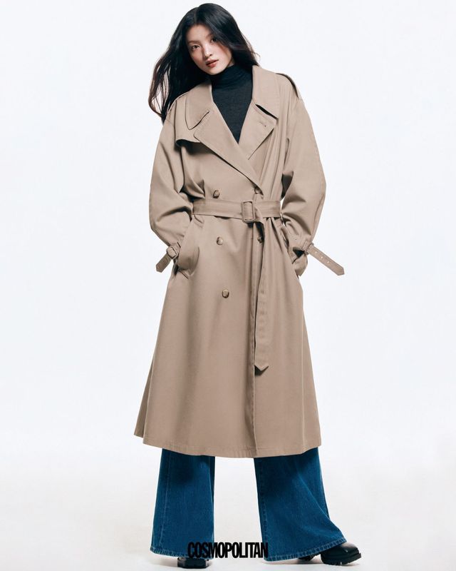 트렌치코트 4백36만원 Moschino. 니트 터틀넥 1백만원대 Max Mara. 데님 팬츠 가격미정 Versace. 첼시 부츠 59만8천원 Allsaints. 