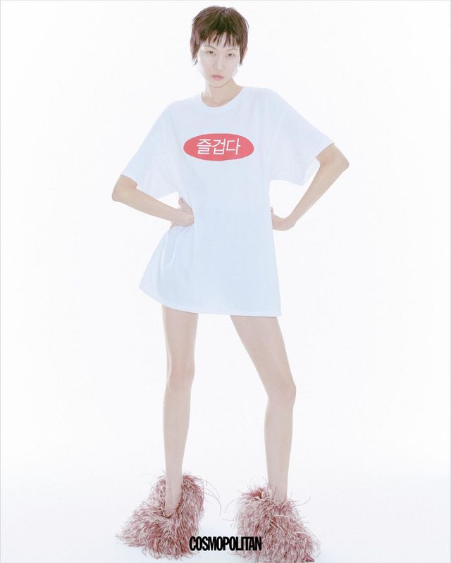 티셔츠 가격미정 Molrich. 페더 펌프스 가격미정 Ferragamo.