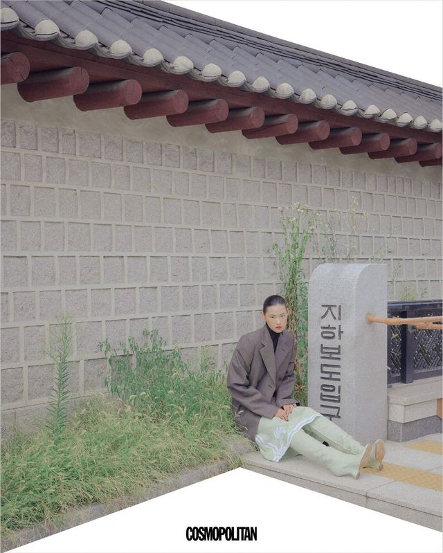 울 코트, 터틀넥 베스트, 울 스커트, 리넨 스커트 모두 가격미정 Prada. 롱부츠 가격미정 Dries Van Noten.