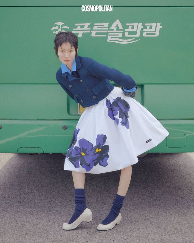 울 니트 재킷, 포플린 셔츠, 스커트 모두 가격미정 Miu Miu. 갖신 가격미정 Moonaoq. 양말 에디터 소장품.