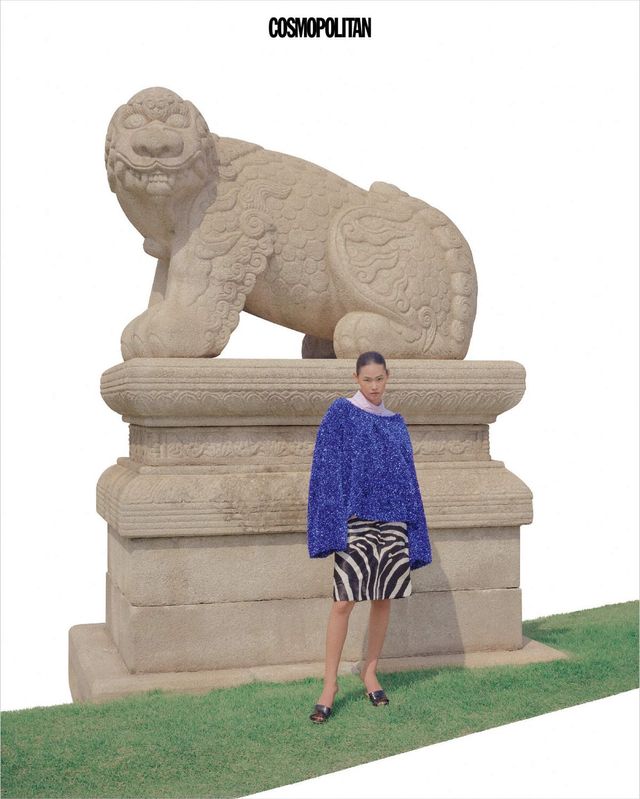 스웨터, 터틀넥 셔츠 모두 가격미정 Dries Van Noten. 스커트, 뮬 모두 가격미정 Jacquemus. 