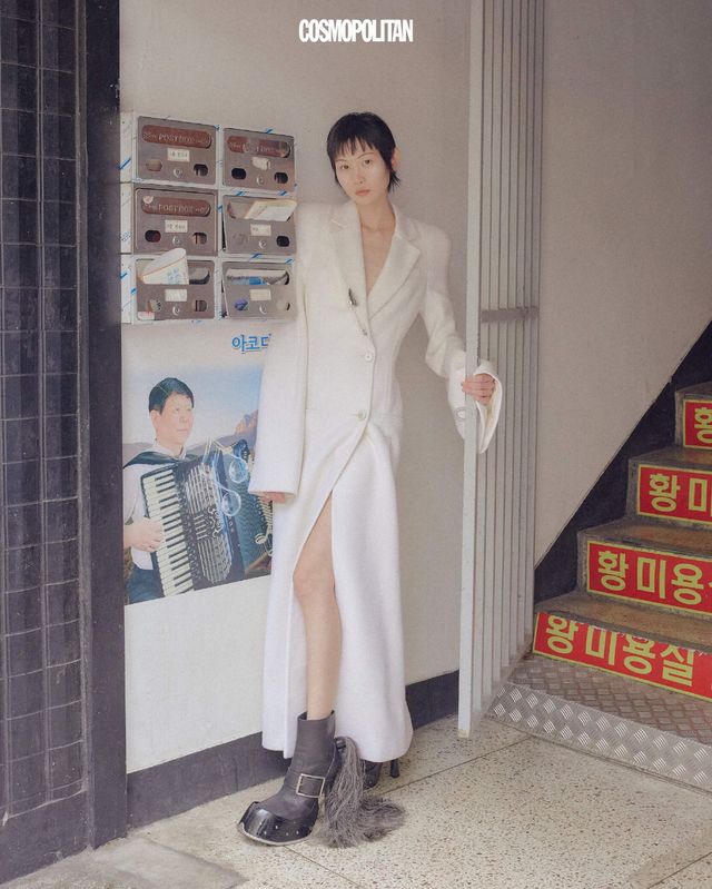 울 캐시미어 코트 6백40만원대, 핀 브로치 70만원대, 앵클부츠 4백40만원대 모두 McQueen by Seán McGirr.