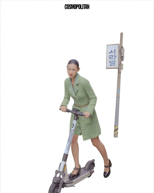 트위드 코트, 트위드 스커트, 체인 벨트 모두 가격미정 Chanel. 메리제인 슈즈 가격미정 Celine by Hedi Slimane.