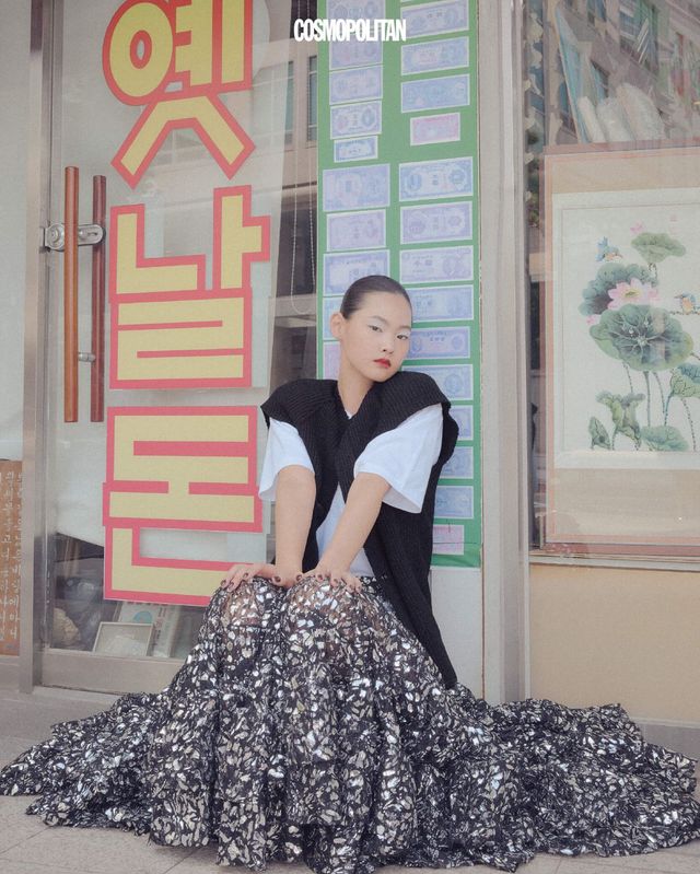 니트 베스트, 티어드 스커트 모두 가격미정 Louis Vuitton. 티셔츠 가격미정 Kim’s Fruits.