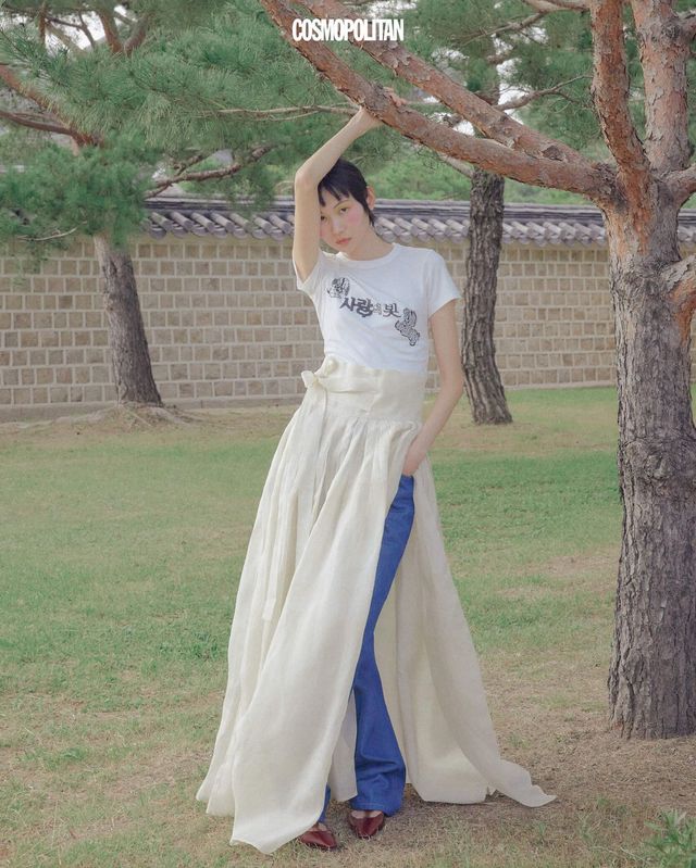 티셔츠 9만3천원 604Service. 쓰개치마 1백80만원 Moonaoq. 데님 팬츠 66만원 Tod’s. 슬링백 가격미정 Fendi. 