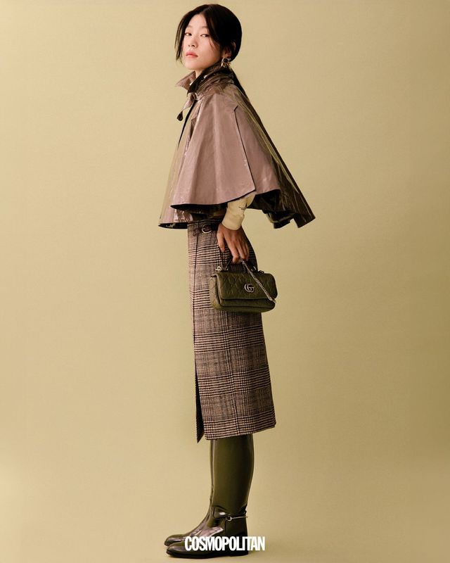 케이프 3백60만원대 Cholé. 터틀넥 29만8천원, 미디스커트 54만8천원 모두 Recto. 귀고리 60만원대 Ferragamo. 체인 백 4백20만원, 니하이 부츠 3백30만원 모두 Gucci. 