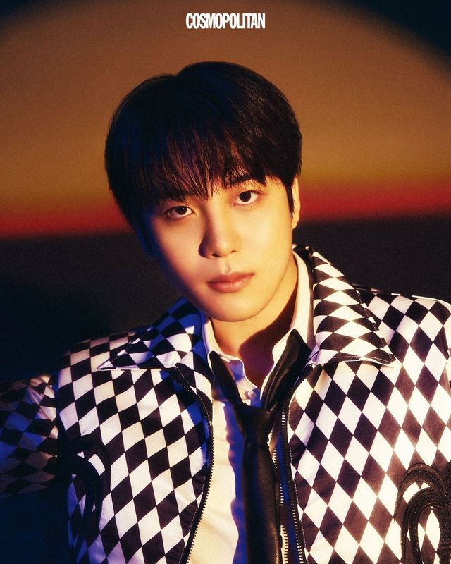 집업 재킷, 셔츠, 타이 모두 Balmain. 