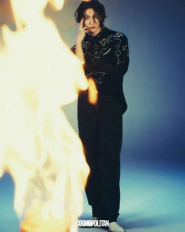 후디, 데님 팬츠, 슈즈 모두 Balmain.