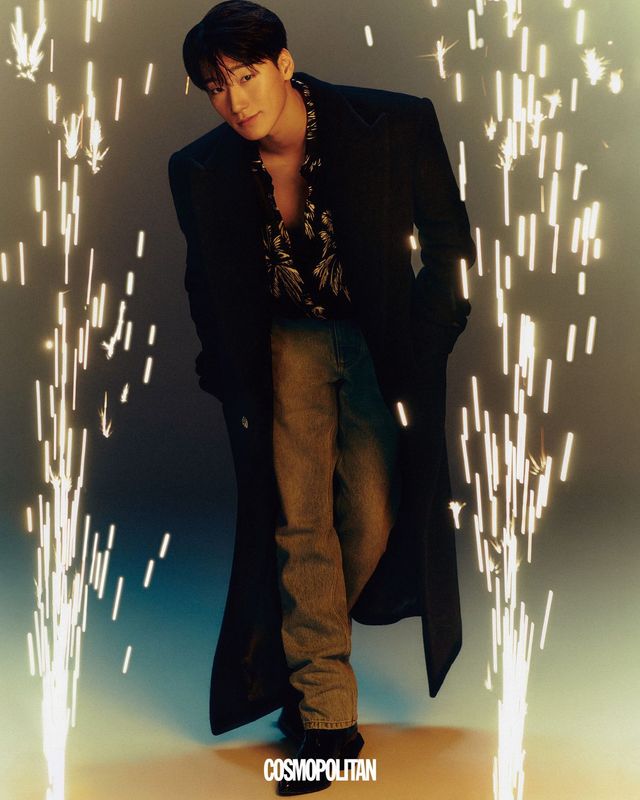 싱글브레스트 코트, 셔츠, 데님 팬츠, 슈즈 모두 Balmain.