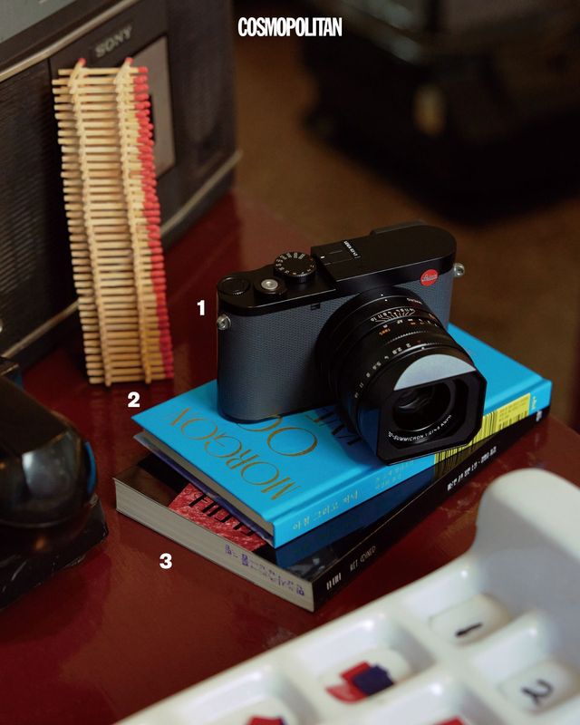 1 43mm 렌즈를 장착해 사람의 시각과 유사한 화각을 구현하는 풀프레임 미러리스 카메라 라이카 Q3 43 1천1백14만원. 2 세계문학의 거장이자 2023년 노벨 문학상을 수상한 욘 포세의 〈아침 그리고 저녁〉 1만2천5백원. 3 부모의 윤리, 입양, 폭력 등 사회적 문제를 우아하면서도 신랄하게 포착한 헤르만 코흐의 신작 소설 〈더 디너〉 1만7천원.