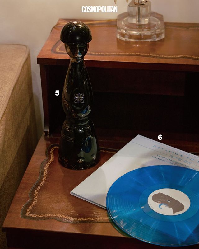 5 프리미엄 블루 아가베만을 사용해 숙성 기간만 5년을 거쳐 프리미엄 테킬라의 정수를 담은 클라세 아줄 울트라 550만원. 6 영화 〈헤어질 결심〉의 오리지널 스코어 34곡과 LP 독점 수록 말러 5번 교향곡 4악장까지, 총 35개의 트랙이 담긴 1천 장 한정 수량의 플레인아카이브 〈헤어질 결심〉 LP 7만4천3백원.