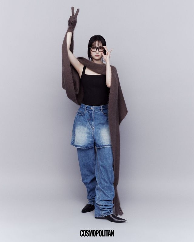 장갑이 달린 숄 Moschino. 레이어드 디자인의 데님 팬츠 Pushbutton. 안경 Burberry by EssilorLuxottica. 앵클부츠 Jil Sander. 슬리브리스 톱 스타일리스트 소장품.