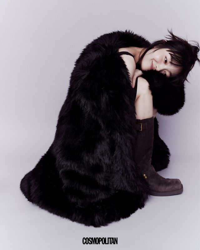 퍼 코트, 미디 부츠 모두 Michael Michael Kors. 드레스 스타일리스트 소장품.