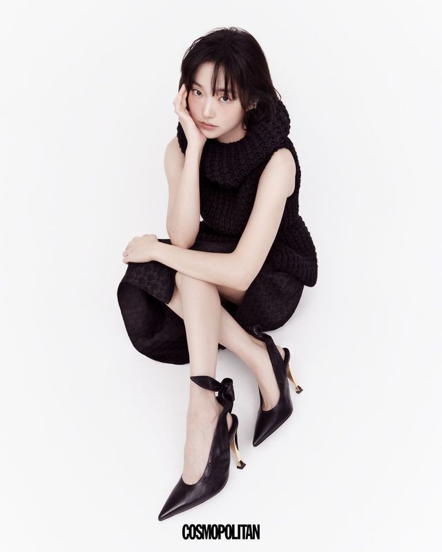 슬리브리스 니트 톱, 스커트, 펌프스 모두 Givenchy.