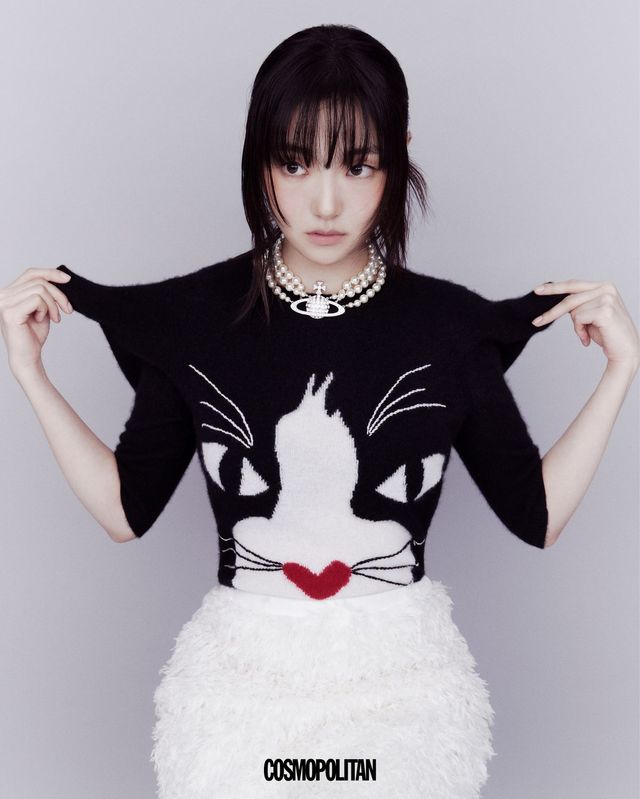 니트 톱 Marc Jacobs. 스커트 YCH. 초커 Vivienne Westwood.