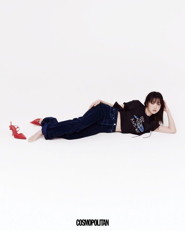 베스트, 티셔츠 모두 Vivienne Westwood. 벨벳 팬츠, 펌프스 모두 Ferragamo. 목걸이 스타일리스트 소장품.