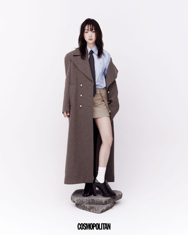 코트 YCH. 셔츠 N°21. 미니스커트 MCM. 레이스업 슈즈 Max Mara. 타이, 양말 스타일리스트 소장품.