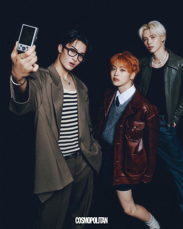 (왼쪽부터, 태영)재킷, 팬츠 모두 Entire Studios x Luisaviaroma. 안경 Gentle Monster. 목걸이 모두 Abyb. 팔찌 Swarovski. 이너 톱, 벨트, 반지 스타일리스트 소장품. (형준)레더 재킷 Ffeff Studio. 니트 베스트 Heute. 셔츠 Arket. 쇼츠, 타이, 이어 커프, 양말 스타일리스트 소장품. (민희)레더 재킷 Acne Studios. 데님 팬츠 Stu Office. 체인 목걸이, 큐빅 목걸이 모두 Abyb. 이너 톱, 벨트, 립 커프 스타일리스트 소장품. 